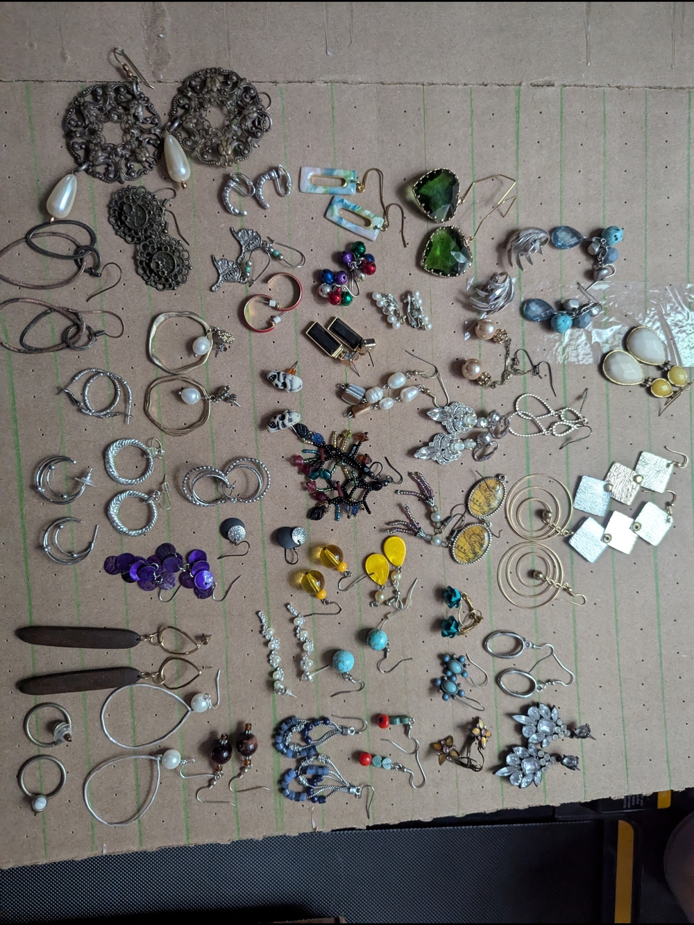 Used- Mixed Women’s Earrings Set in Green, Yellow, Blue, Purple, White